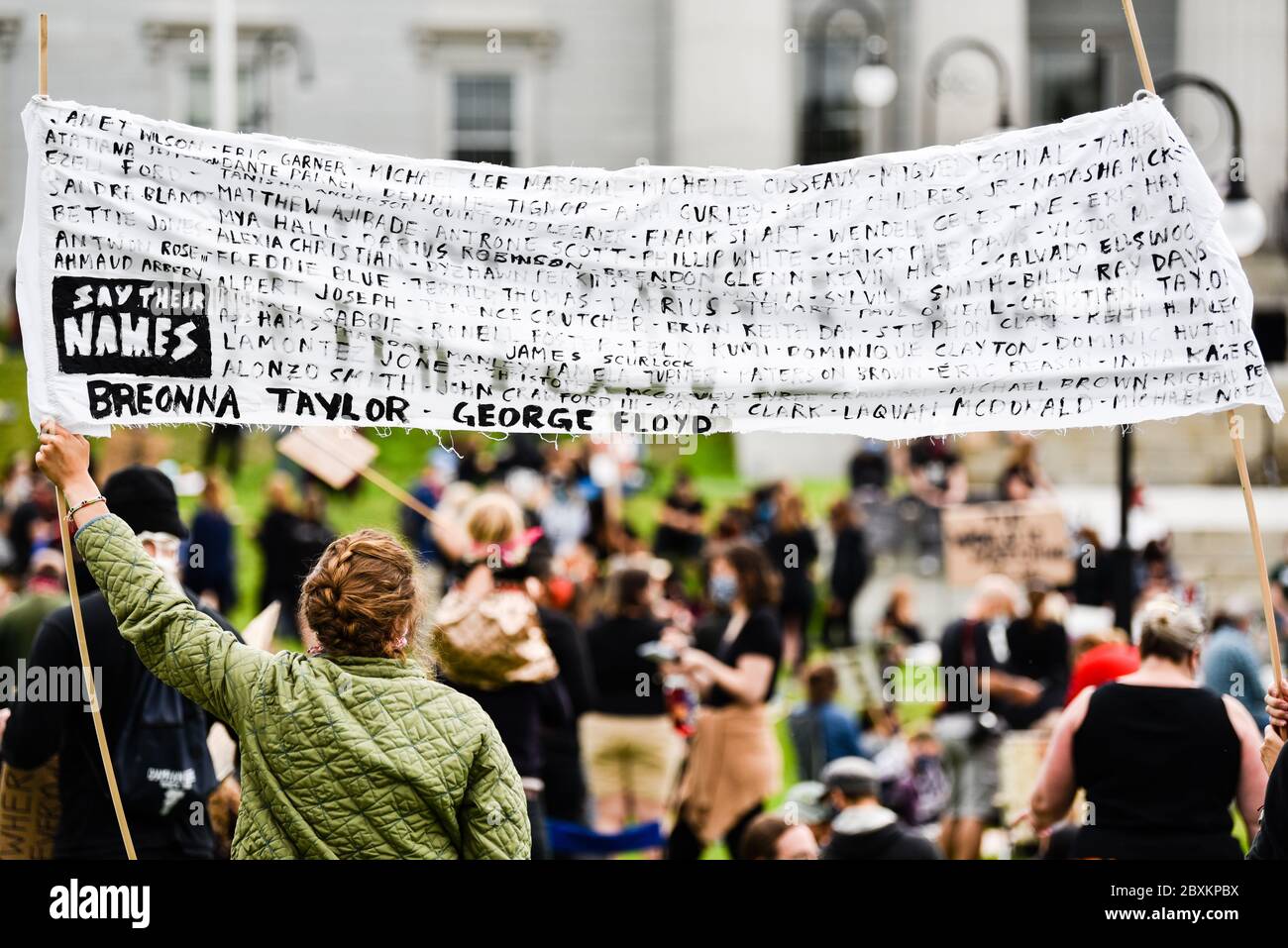 Protest gegen die Ermordung von Menschen mit Farbe durch die Polizei in den USA (Black Lives Matter), im Vermont State House und in den umliegenden Straßen, Montpelier, VT, USA. Stockfoto