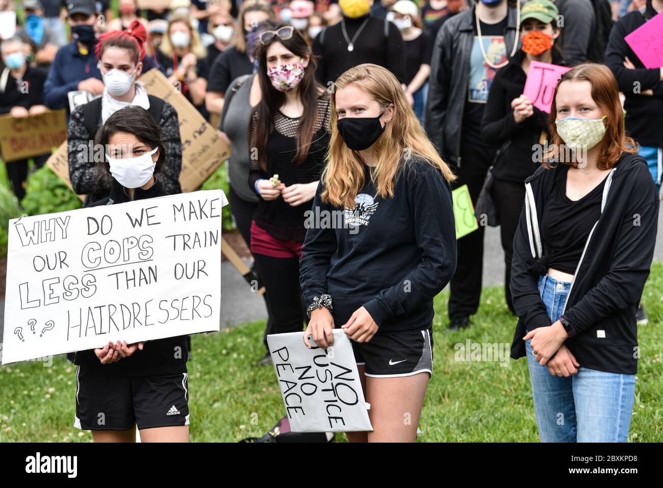 Protest gegen die Ermordung von Menschen mit Farbe durch die Polizei in den USA (Black Lives Matter), im Vermont State House und in den umliegenden Straßen, Montpelier, VT, USA. Stockfoto