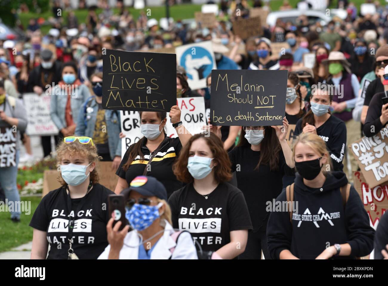 Protest gegen die Ermordung von Menschen mit Farbe durch die Polizei in den USA (Black Lives Matter), im Vermont State House und in den umliegenden Straßen, Montpelier, VT, USA. Stockfoto