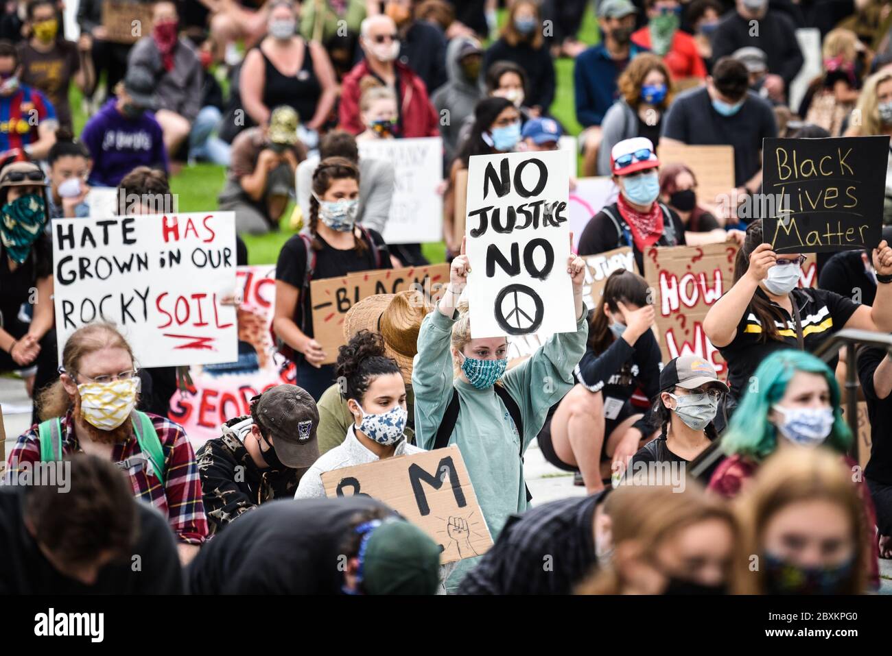 Protest gegen die Ermordung von Menschen mit Farbe durch die Polizei in den USA (Black Lives Matter), im Vermont State House und in den umliegenden Straßen, Montpelier, VT, USA. Stockfoto