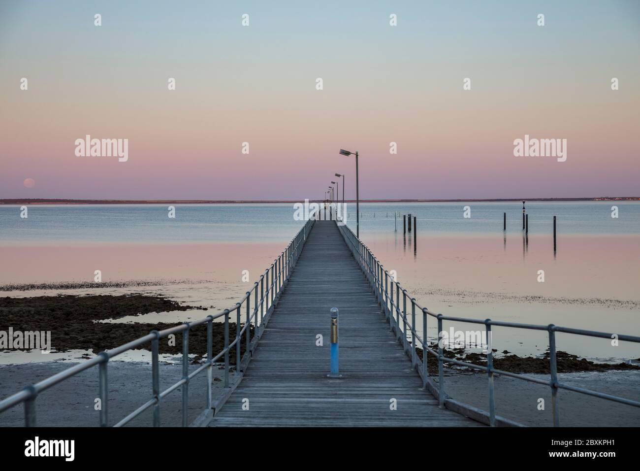 Der Mond und Pier in Ceduna in Südaustralien bei Sonnenaufgang Stockfoto