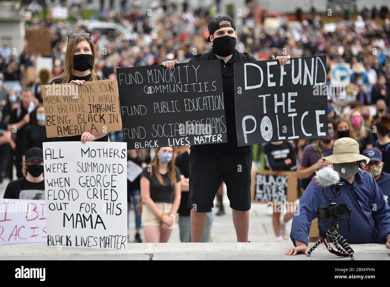 Protest gegen die Ermordung von Menschen mit Farbe durch die Polizei in den USA (Black Lives Matter), im Vermont State House und in den umliegenden Straßen, Montpelier, VT, USA. Stockfoto