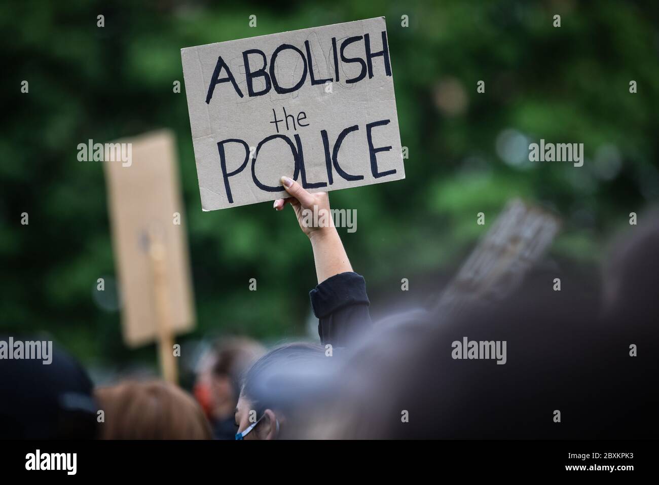 Protest gegen die Ermordung von Menschen mit Farbe durch die Polizei in den USA (Black Lives Matter), im Vermont State House und in den umliegenden Straßen, Montpelier, VT, USA. Stockfoto