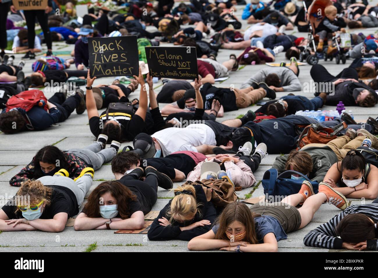 Protest gegen die Ermordung von Menschen mit Farbe durch die Polizei in den USA (Black Lives Matter), im Vermont State House und in den umliegenden Straßen, Montpelier, VT, USA. Stockfoto