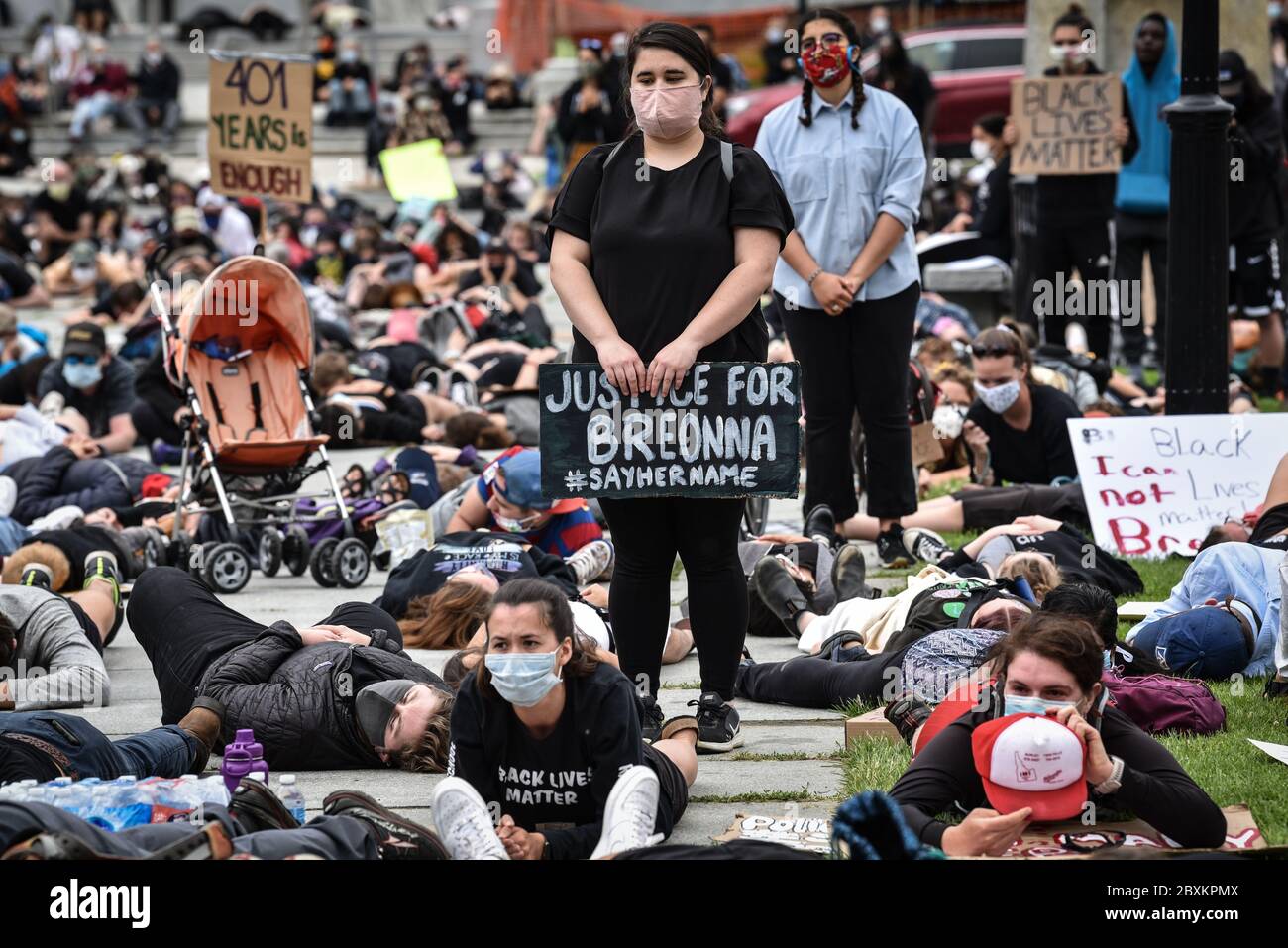 Protest gegen die Ermordung von Menschen mit Farbe durch die Polizei in den USA (Black Lives Matter), im Vermont State House und in den umliegenden Straßen, Montpelier, VT, USA. Stockfoto