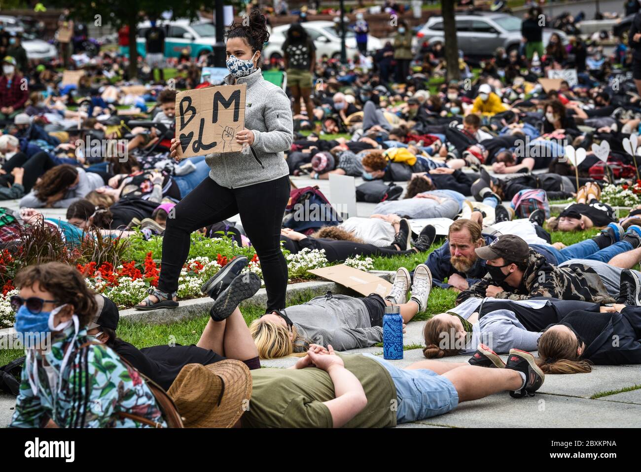 Protest gegen die Ermordung von Menschen mit Farbe durch die Polizei in den USA (Black Lives Matter), im Vermont State House und in den umliegenden Straßen, Montpelier, VT, USA. Stockfoto