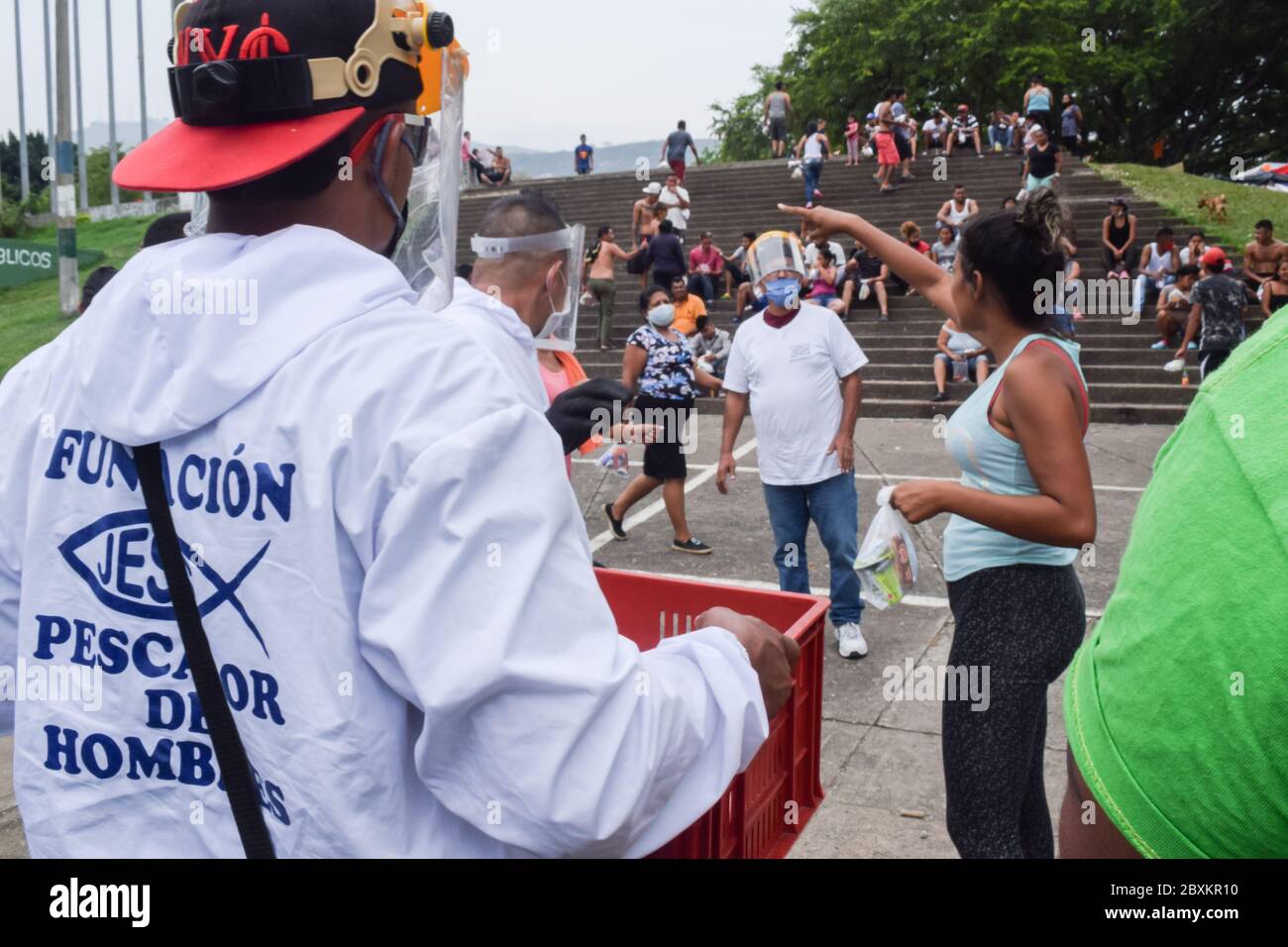 Mitglieder der Stiftung "Jesús Pescador de Hombres", die gestrandeten Venezolanern in Cali Nahrungsmittelhilfe gewährt. Die Organisation bereitet Hunderte vor und verteilt sie Stockfoto