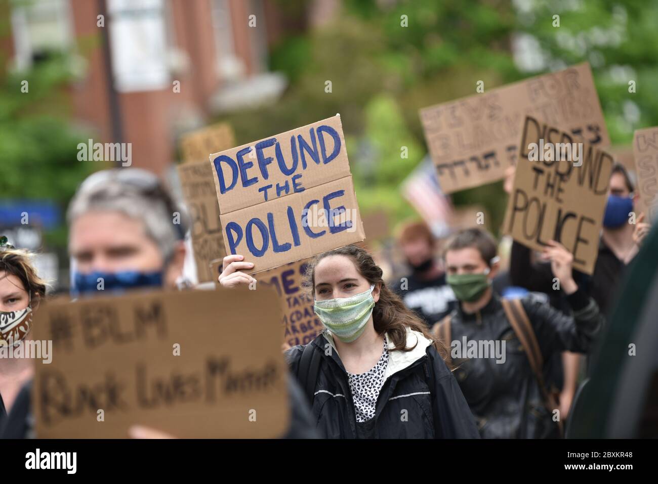 Protest gegen die Ermordung von Menschen mit Farbe durch die Polizei in den USA (Black Lives Matter), im Vermont State House und in den umliegenden Straßen, Montpelier, VT, USA. Stockfoto
