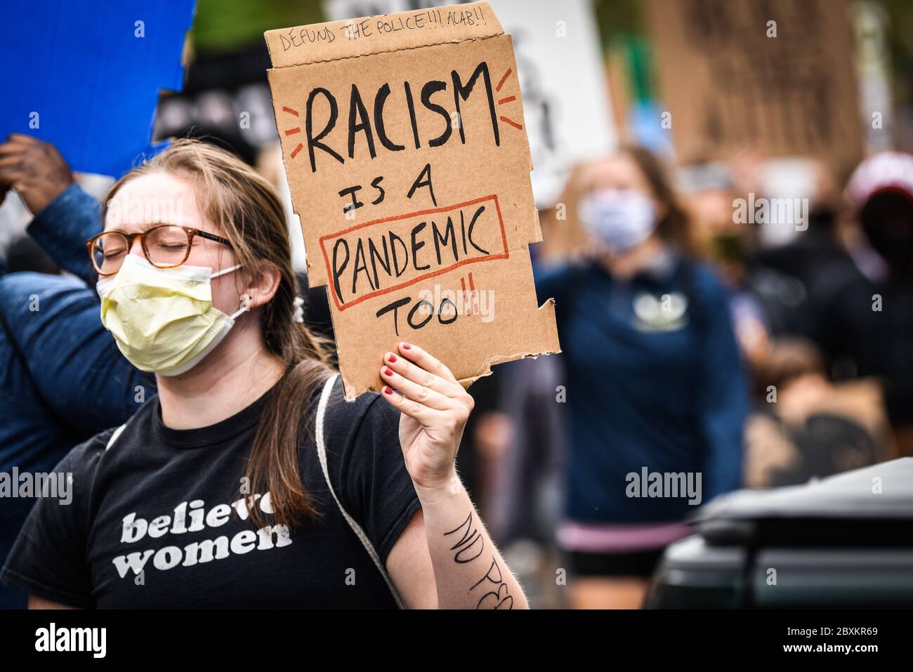 Protest gegen die Ermordung von Menschen mit Farbe durch die Polizei in den USA (Black Lives Matter), im Vermont State House und in den umliegenden Straßen, Montpelier, VT, USA. Stockfoto