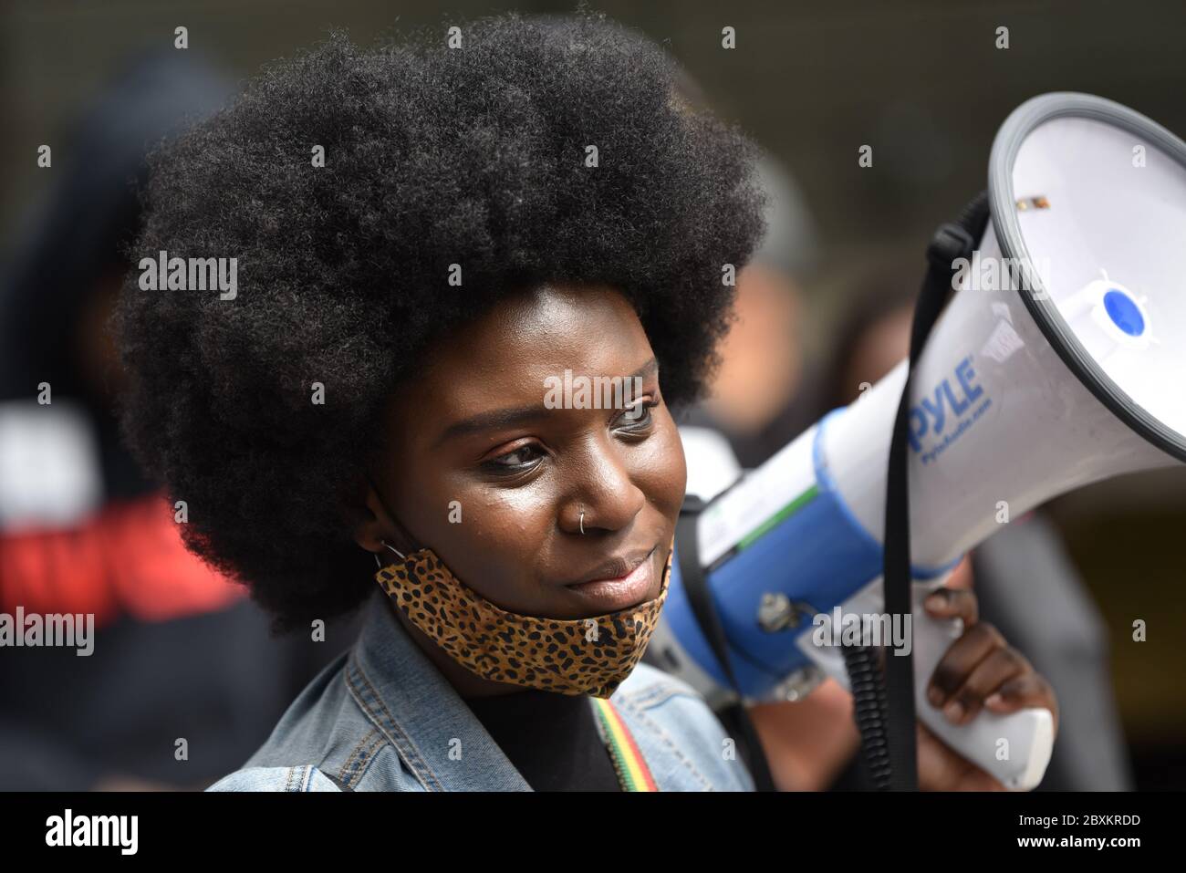 Protest gegen die Ermordung von Menschen mit Farbe durch die Polizei in den USA (Black Lives Matter), im Vermont State House und in den umliegenden Straßen, Montpelier, VT, USA. Stockfoto