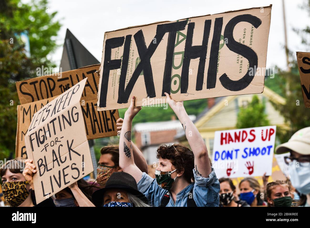 Protest gegen die Ermordung von Menschen mit Farbe durch die Polizei in den USA (Black Lives Matter), im Vermont State House und in den umliegenden Straßen, Montpelier, VT, USA. Stockfoto