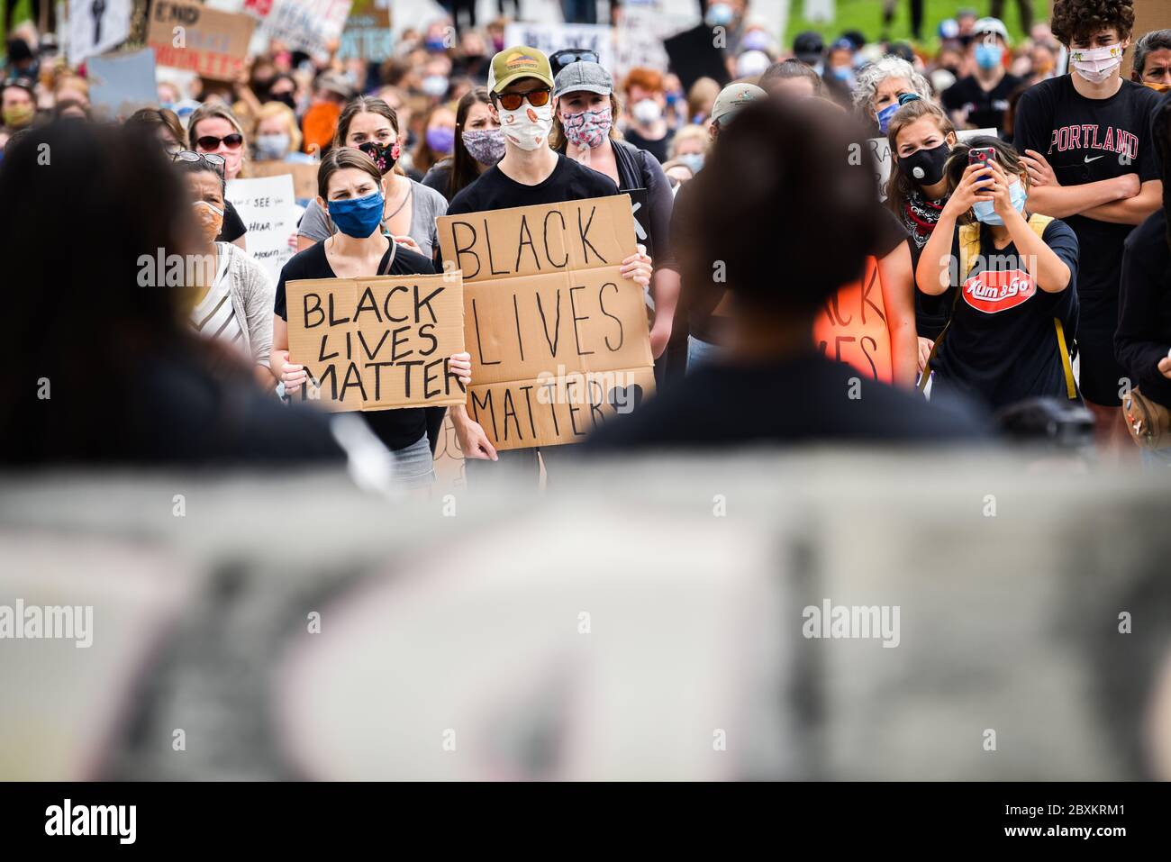 Protest gegen die Ermordung von Menschen mit Farbe durch die Polizei in den USA (Black Lives Matter), im Vermont State House und in den umliegenden Straßen, Montpelier, VT, USA. Stockfoto