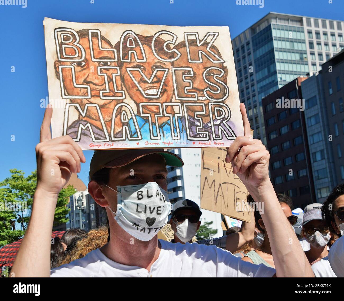 Teilnehmer halten Plakate während einer bewegung für Schwarze Leben in Osaka, Japan am 7. Juni 2020. ANTIFA-Flaggen wurden in diesem märz nicht gesehen. Quelle: AFLO/Alamy Live News Stockfoto