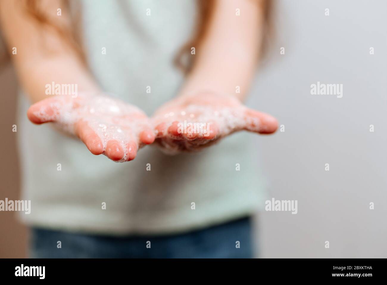 Kinderhände in Seifenschaum. Hygienemkonzept. Verhindern Sie die Ausbreitung von Keimen und Bakterien und Infektionen Corona-Virus zu vermeiden Stockfoto