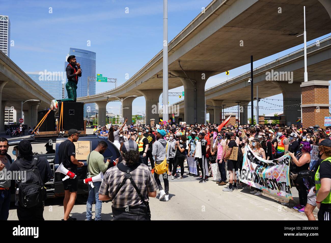 LGBT- und nicht-LGBT-Wisconsiniten kamen zur Black Lives Matter und lgbt-marsch, um das Ende des Todes von lgbt und schwarzen Leben zu unterstützen Stockfoto