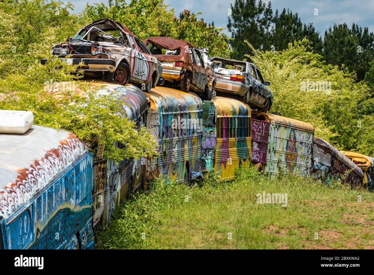 Schulbus Friedhof in Alto, Georgia, in den Ausläufern der Nord-Georgia-Berge. (USA) Stockfoto