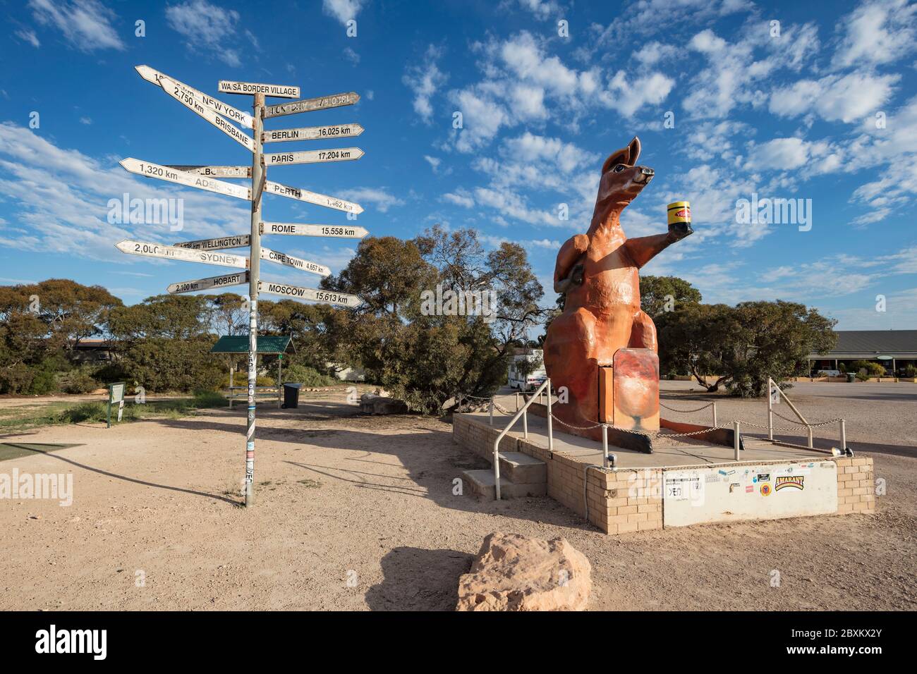 SA WA Grenzübergang South Australia 14. September 2019 : Skulptur von zwei australischen Ikonen, ein rotes Känguru mit einem Glas Vegemite am Stockfoto