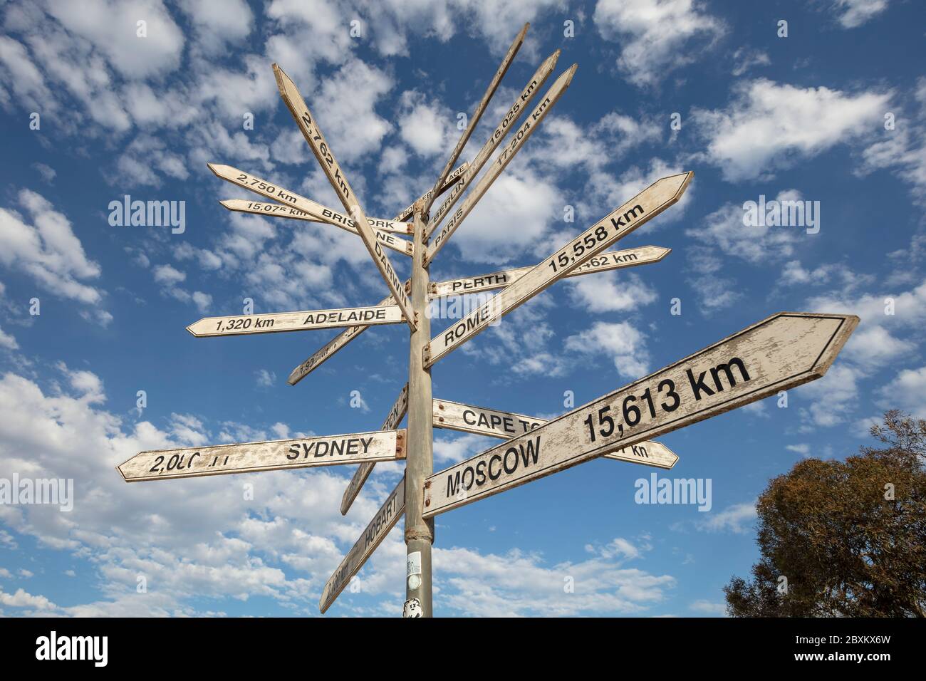 Wegweiser am SA WA Grenzübergang, der die globalen Entfernungen von diesem Punkt in Kilometern bezeichnet Stockfoto