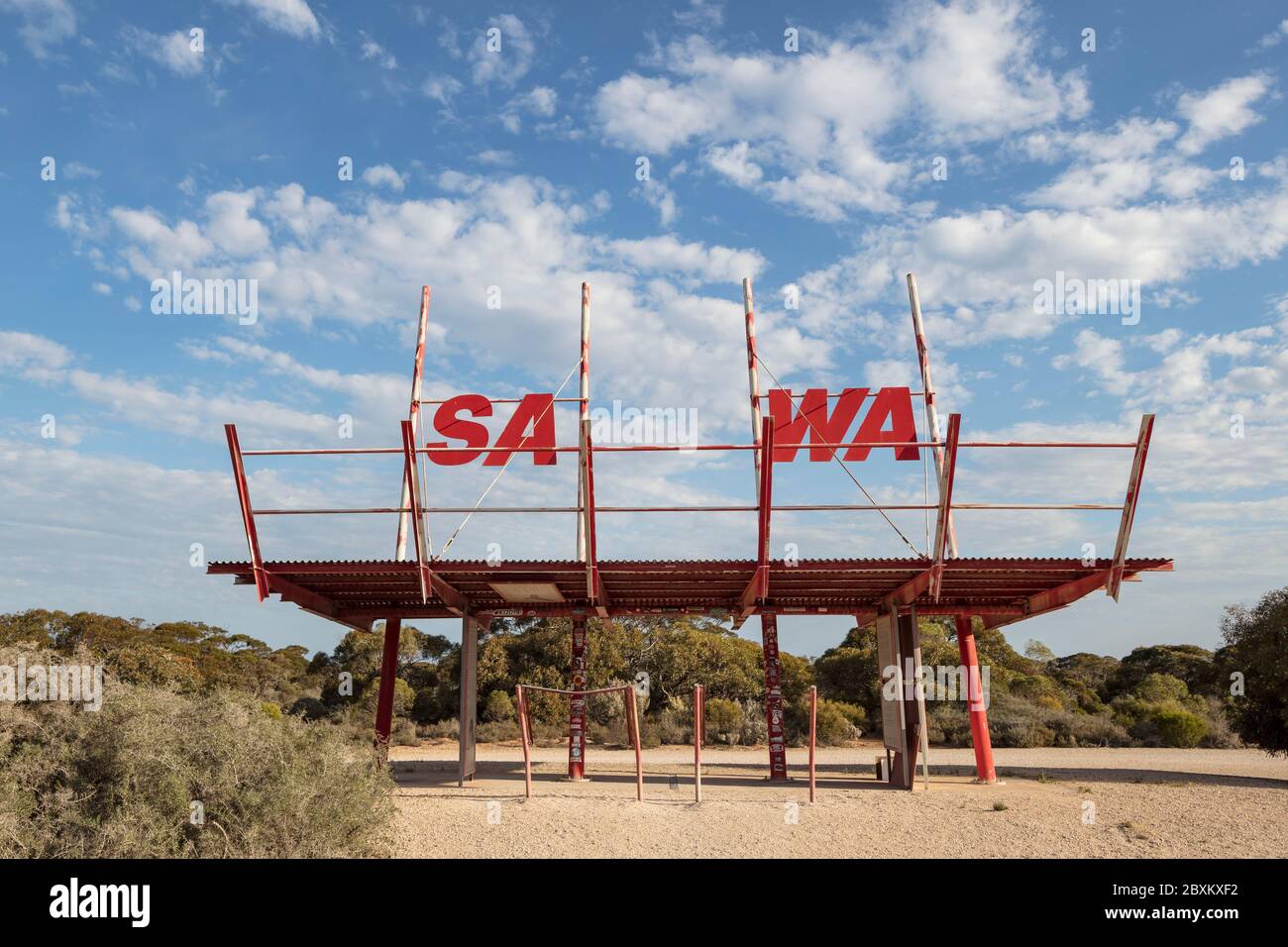 SA WA Grenze South Australia 14. September 2019 : Rote Pavillonstruktur feiert die Grenze zwischen Südaustralien und Westaustralien Stockfoto