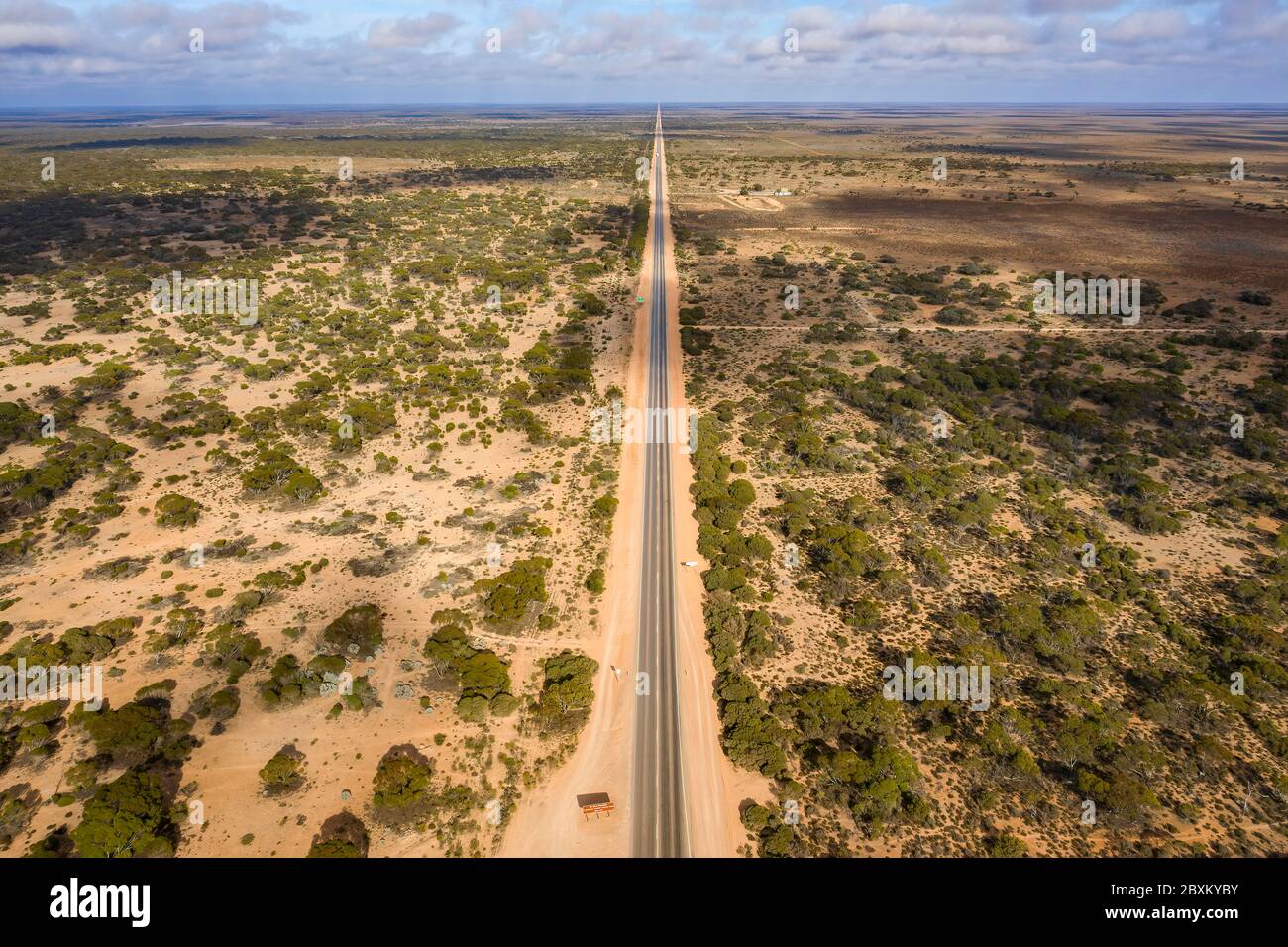 Luftaufnahme des Startens der 90 Meilen geraden Straße, die Australiens längste gerade Straße ist und sich auf der Nullarbor Plain befindet Stockfoto