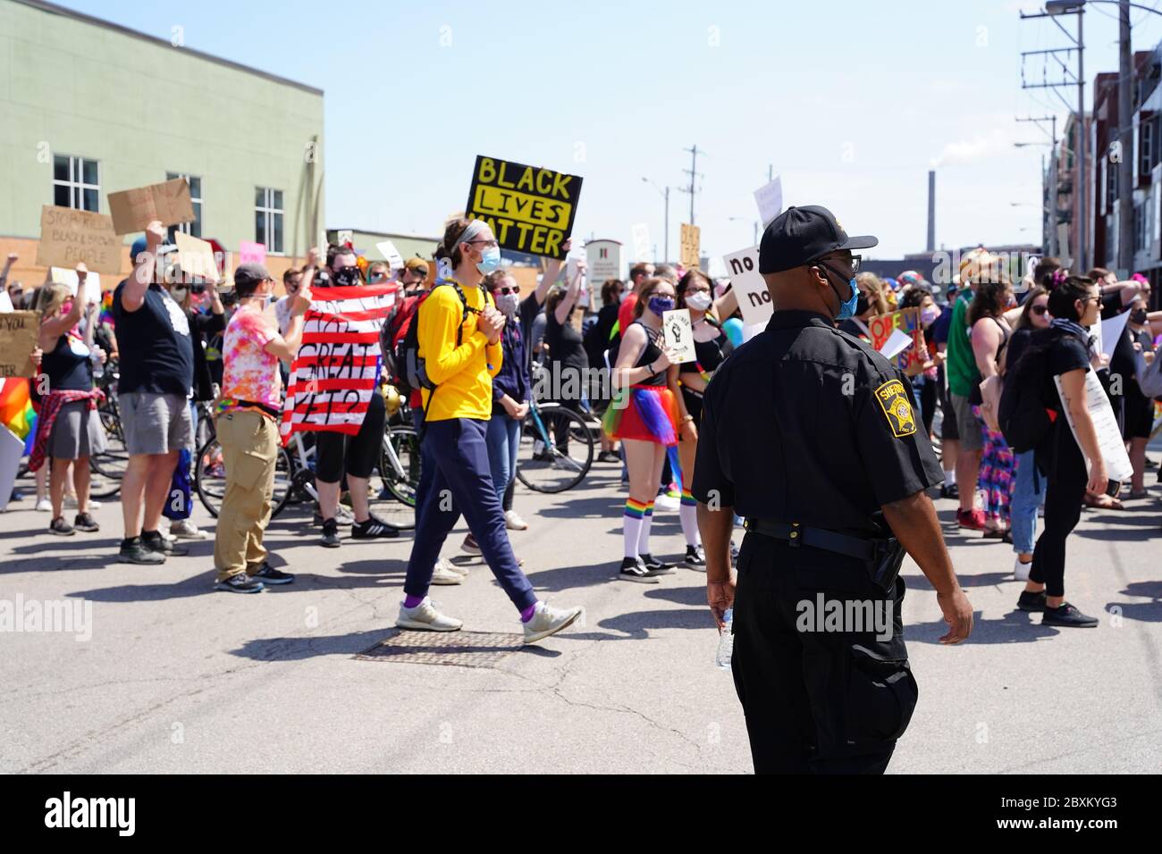 LGBT- und nicht-LGBT-Wisconsiniten kamen zur Black Lives Matter und lgbt-marsch, um das Ende des Todes von lgbt und schwarzen Leben zu unterstützen Stockfoto