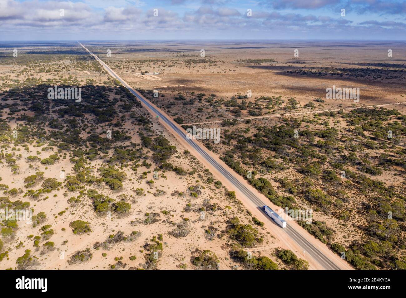 Luftaufnahme des Startens der 90 Meilen geraden Straße, die Australiens längste gerade Straße ist und sich auf der Nullarbor Plain befindet Stockfoto