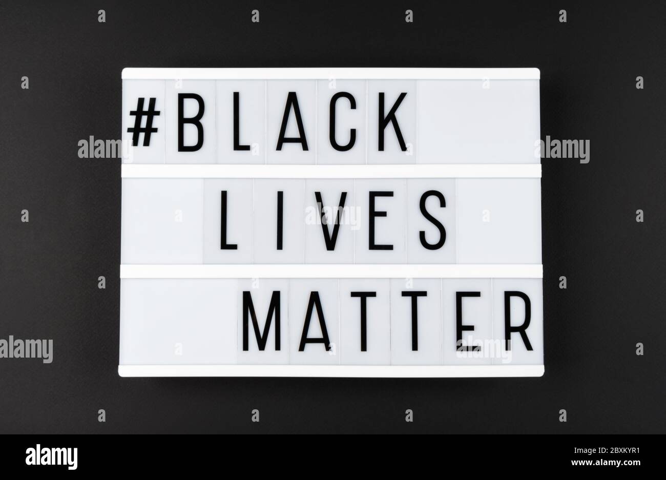 Leuchtkasten mit dem Text SCHWARZ LEBT MATER auf schwarzem Hintergrund. Stockfoto