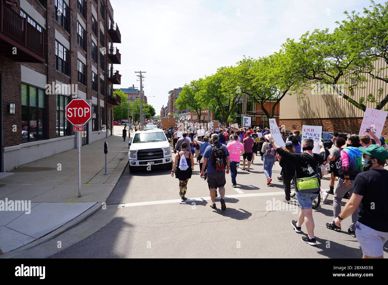 LGBT- und nicht-LGBT-Wisconsiniten kamen zur Black Lives Matter und lgbt-marsch, um das Ende des Todes von lgbt und schwarzen Leben zu unterstützen Stockfoto