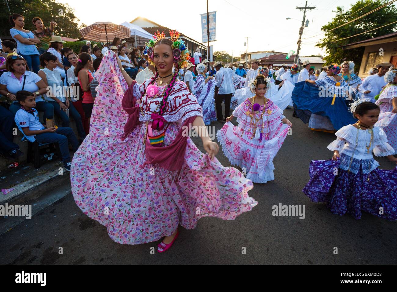 Frauen in Polleras während der jährlichen Veranstaltung "El desfile de las mil Polleras" (tausend Polleras) in Las Tablas, Provinz Los Santos, Republik Panama. Stockfoto