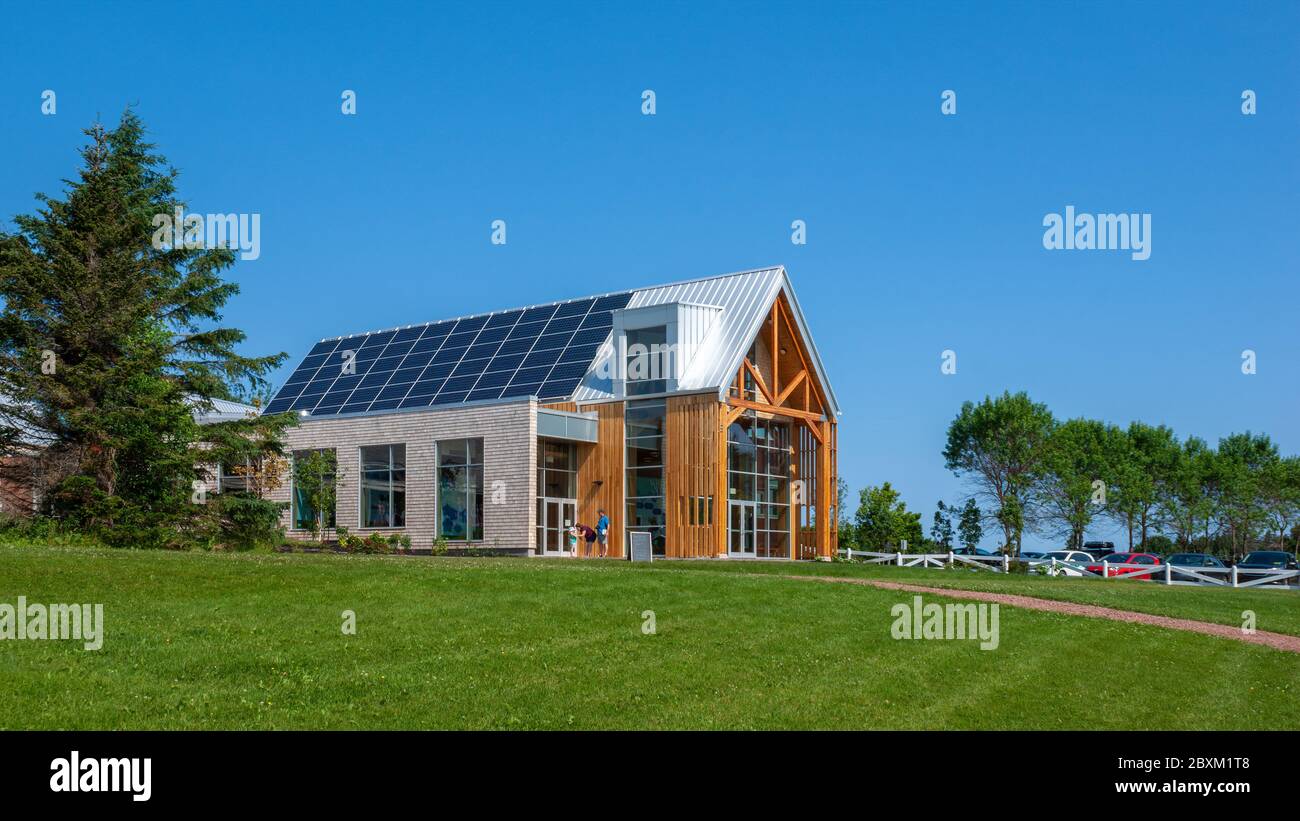 Besucherzentrum am Green Gables Heritage Place. LEED-zertifiziert, mit erneuerbaren Energien. Design inspiriert von lokalen Bauernhöfen. PEI Nationalpark, Kanada. Stockfoto
