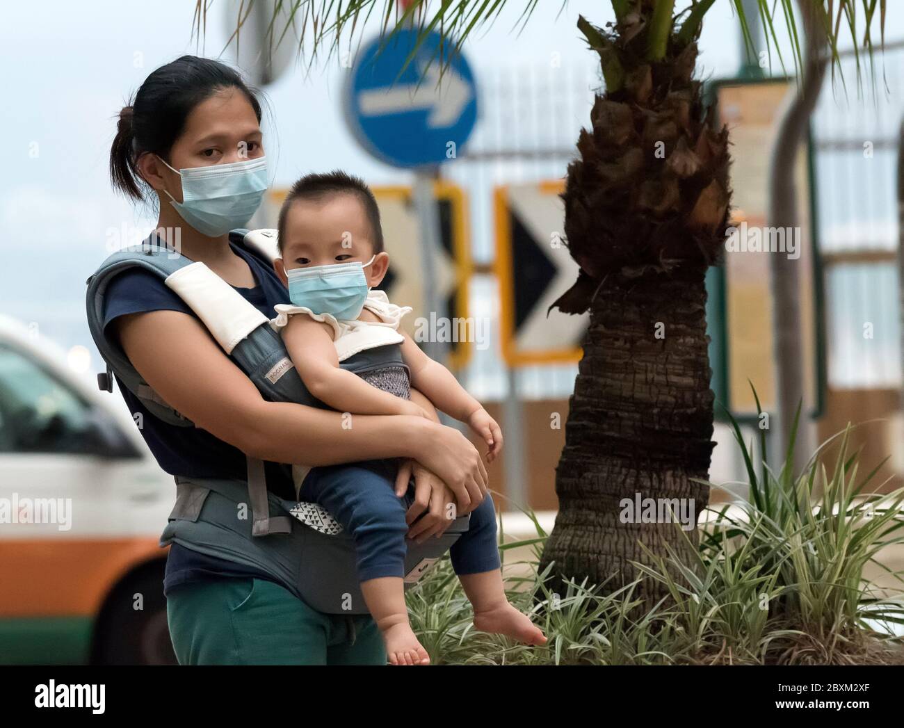 Kinder, die Masken tragen, um sich vor dem Coronavirus zu schützen, COVID-19, 2020, Hongkong, China. Stockfoto