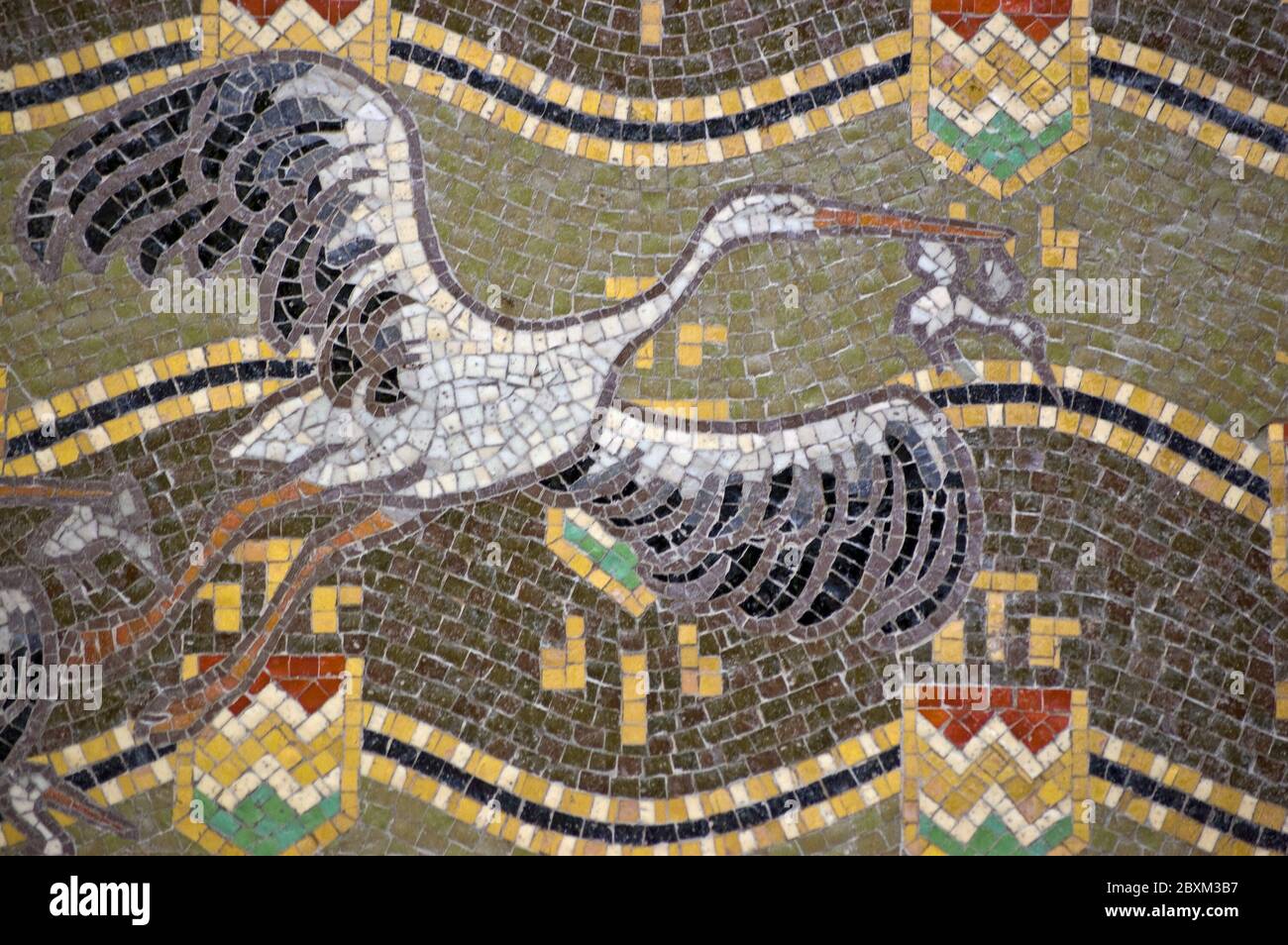 Mosaik mit fliegenden Weißstörchen. Lateinischer Name für den Vogel ist Ciconia ciconia. Außenmauer des ungarischen Pavillons, Giardini, Venedig. Baue Stockfoto