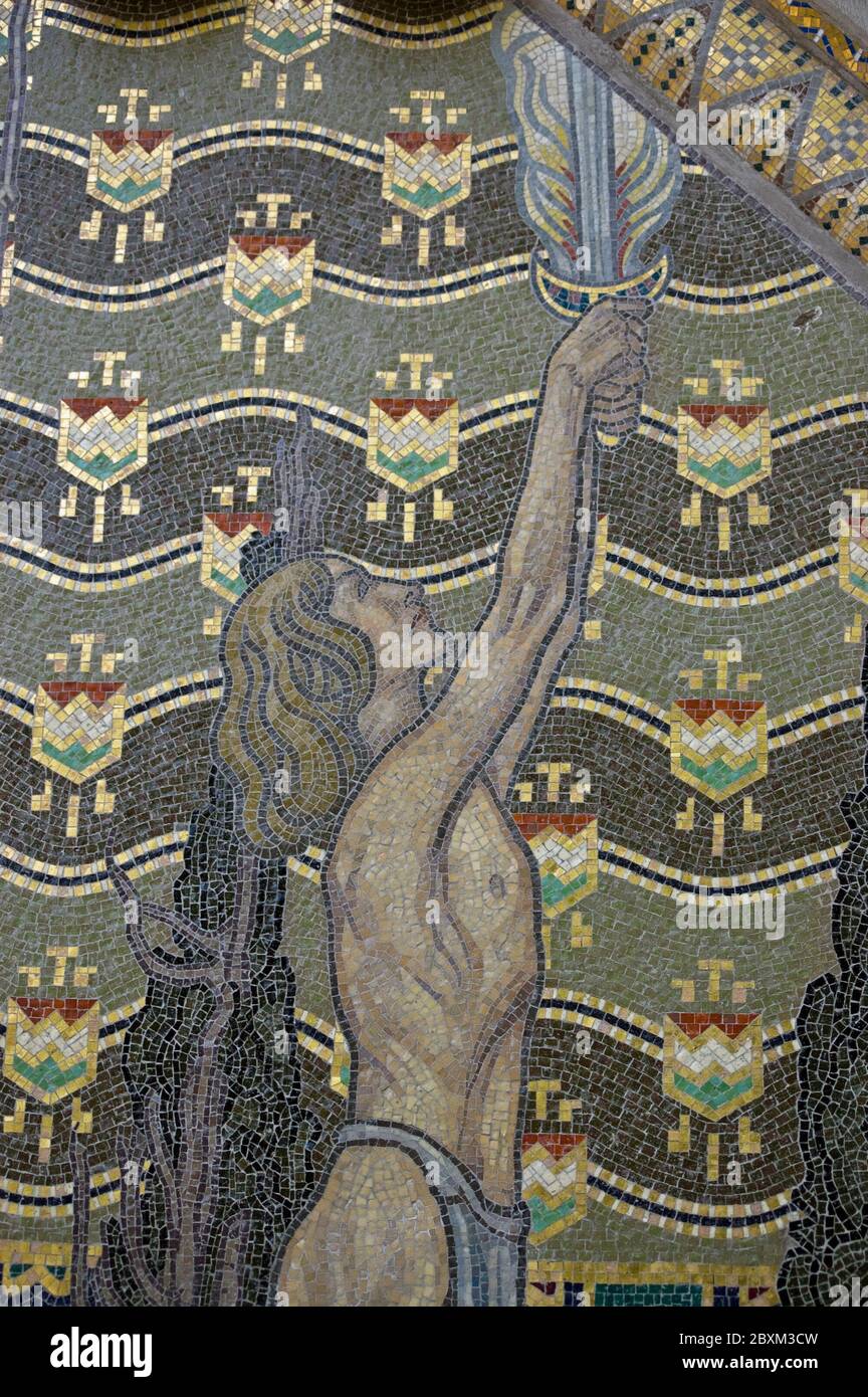 Ein Mosaik, das das Schwert Gottes darstellt, die legendäre Waffe von Attila dem Hunnen. Außenmauer des ungarischen Pavillons in den Giardini, Venedig Italien. In Hu Stockfoto