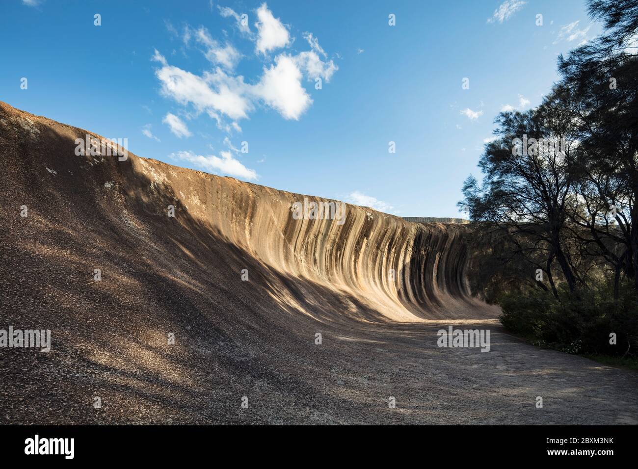 Wave Rock, eine 15 Meter hohe natürliche Felsformation, die wie eine hohe brechende Meereswelle geformt ist und sich in Hyden in Westaustralien befindet Stockfoto