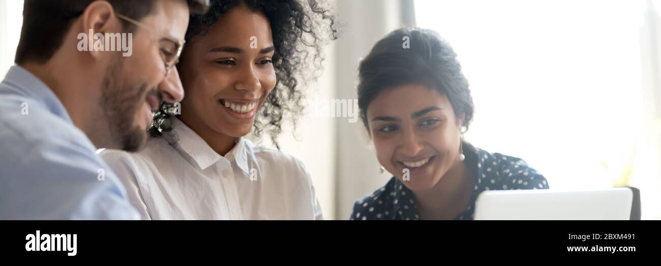 Drei multiethnische Kollegen, die sich mit der neuen Unternehmensanwendung beschäftigen Stockfoto