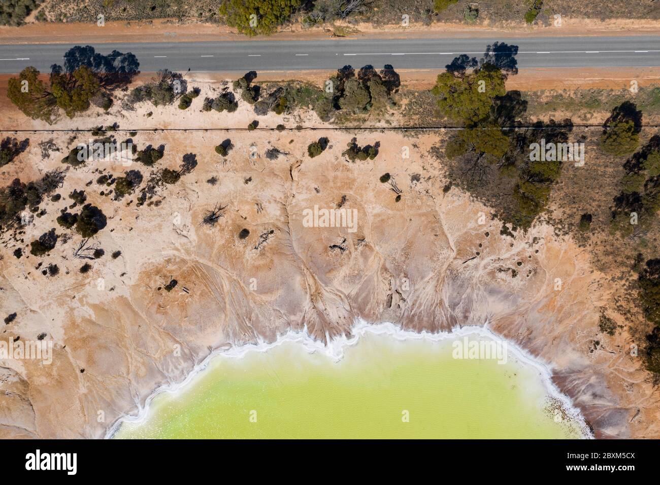 Luftaufnahme des schönen gelben Salzsees, bekannt als Statuensee, der sich neben dem Highway 40 in der Wheatbelt Region von Western Australia befindet Stockfoto