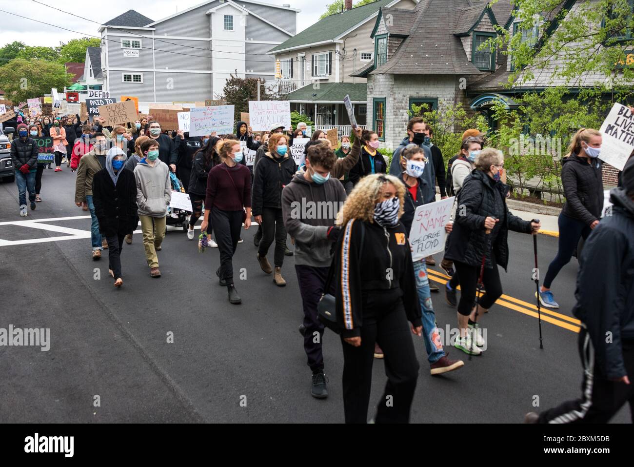 Bar Harbor, Maine, USA. Juni 2020. Lokale Studenten organisierten den MDI-Marsch und die Kundgebung in Solidarität mit Black Lives Matter. Stockfoto