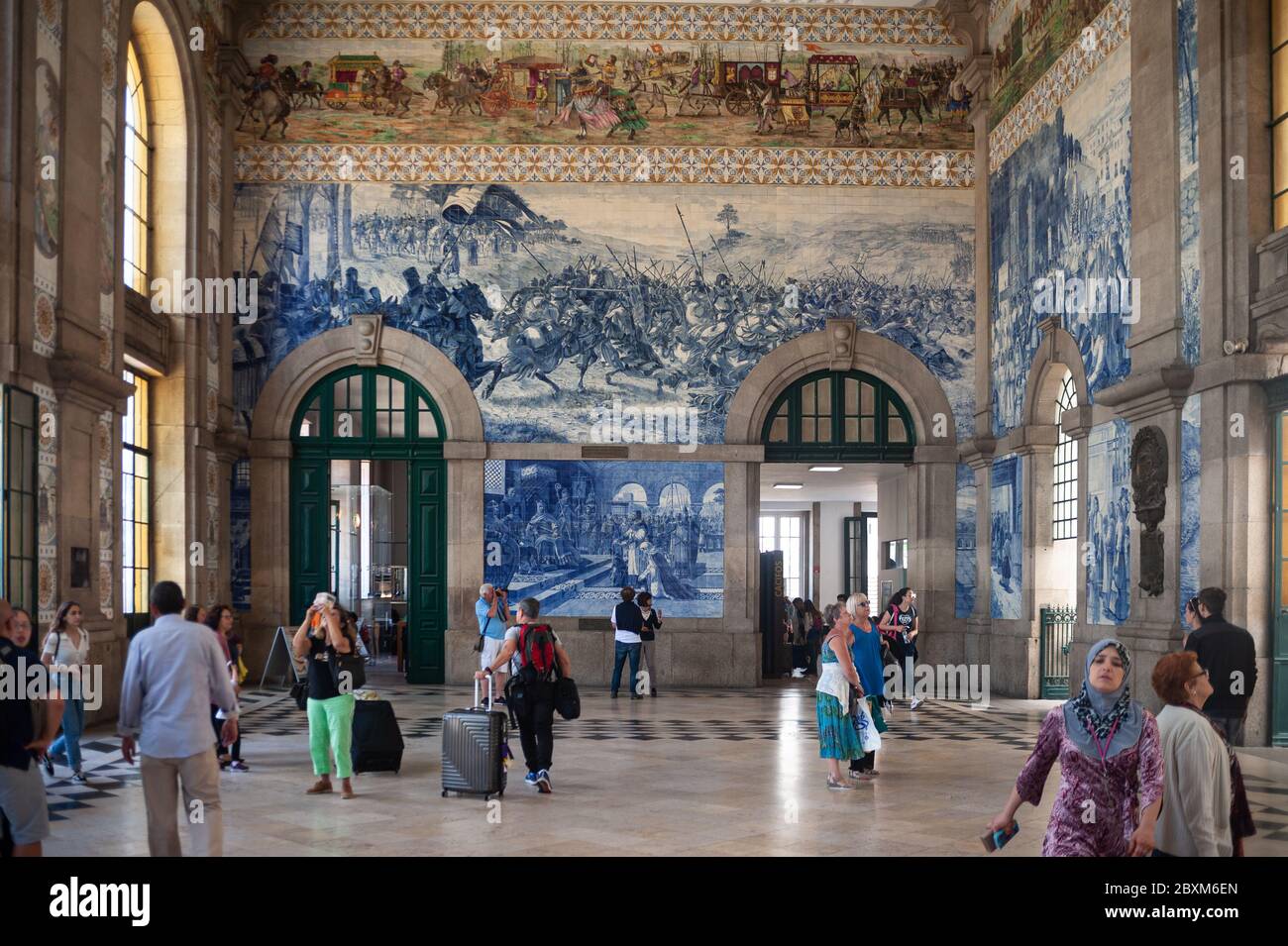 15.06.2018, Porto, Portugal, Europa - Bahnreisende im Foyer des Bahnhofs Sao Bento in Porto (St. Benedikt) im historischen Zentrum. Stockfoto