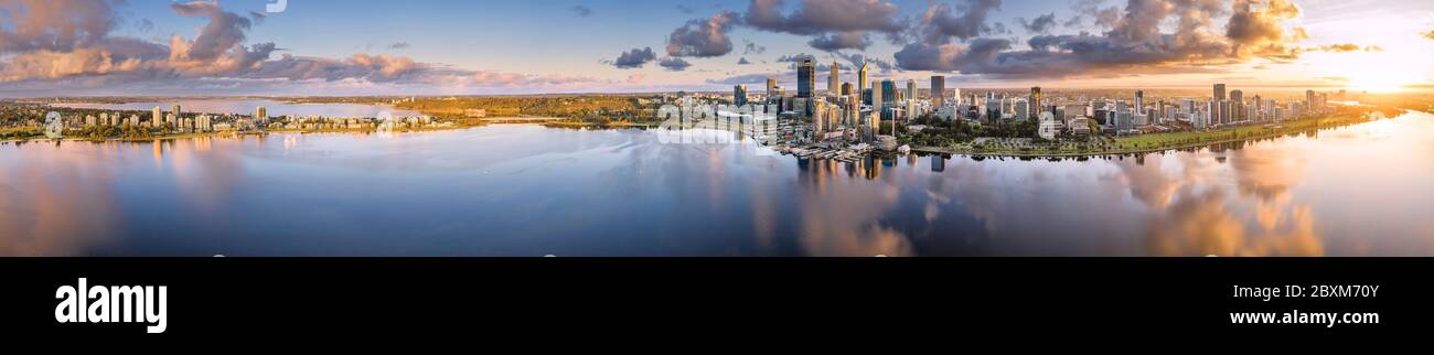 Perth Western Australia 18. September 2019 : Ultra-weite Panorama-Ansicht der schönen Stadt Perth bei Sonnenaufgang Stockfoto