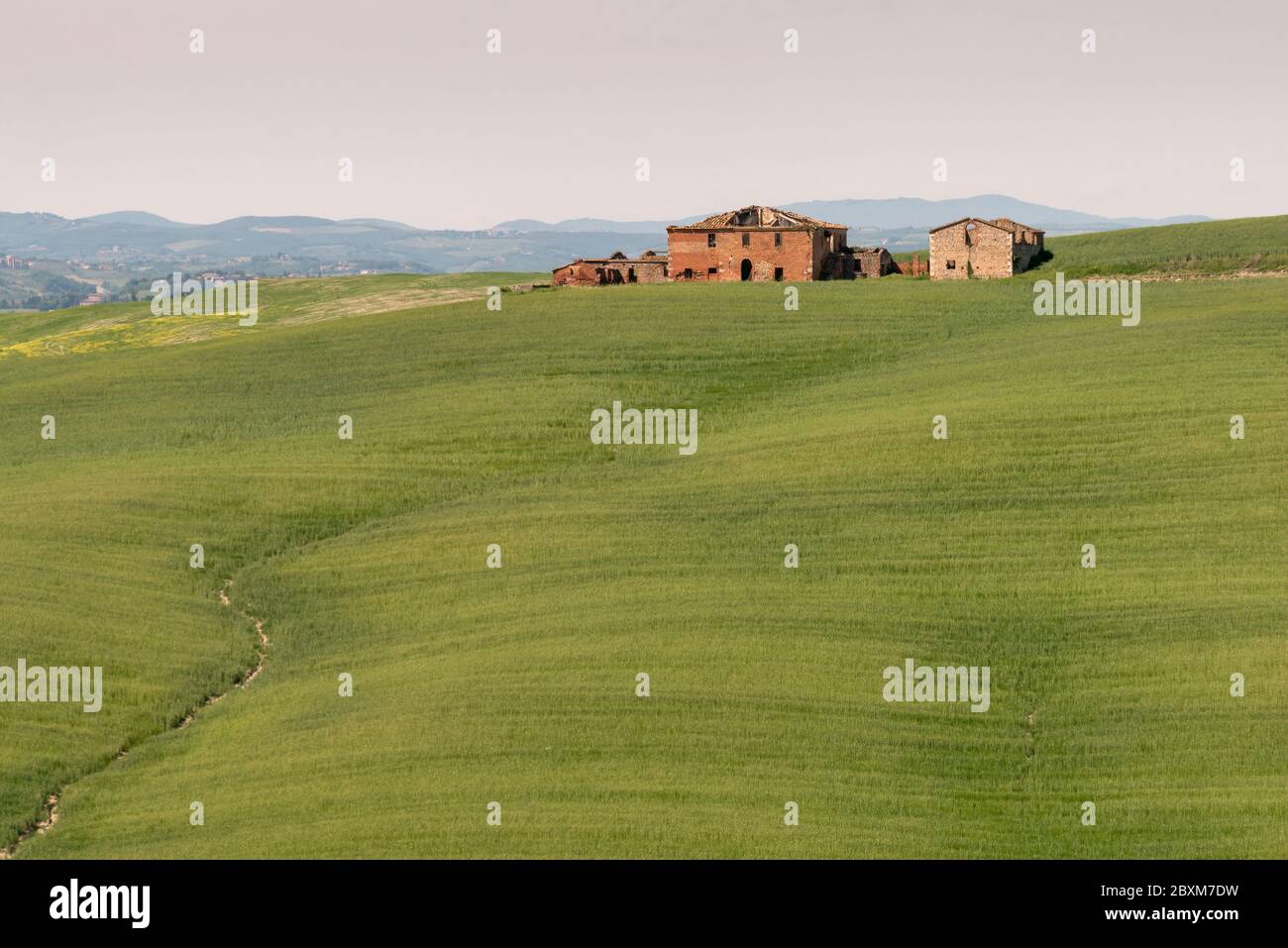 Verlassene Villa auf einem Hügel in der Toskana, Italien. Stockfoto