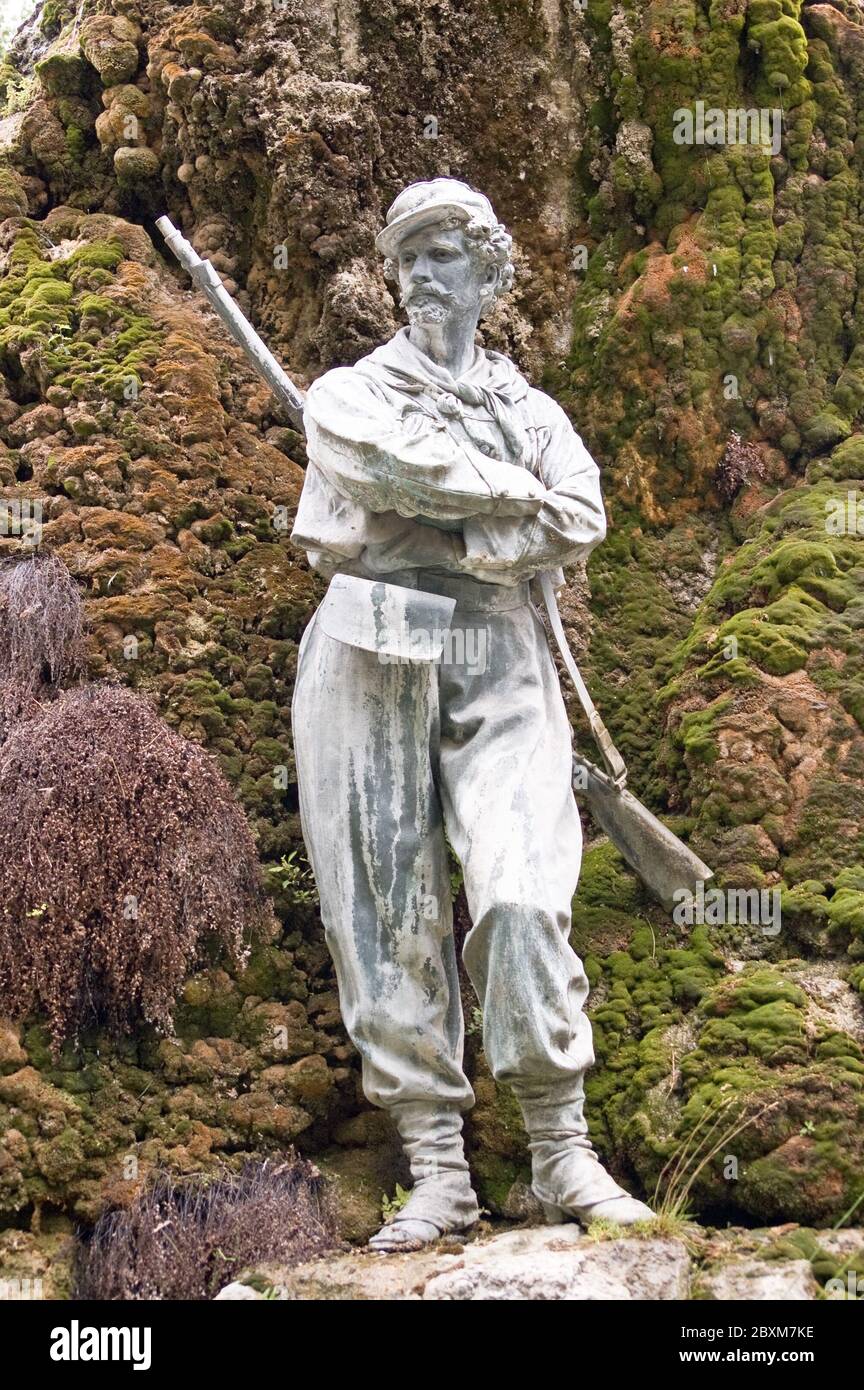 Statue des Partisanen-Soldaten Joseph Zolli, der sich auf dem Felsen des Garibaldi-Denkmals in Venedig, Italien, ausruht. Stockfoto