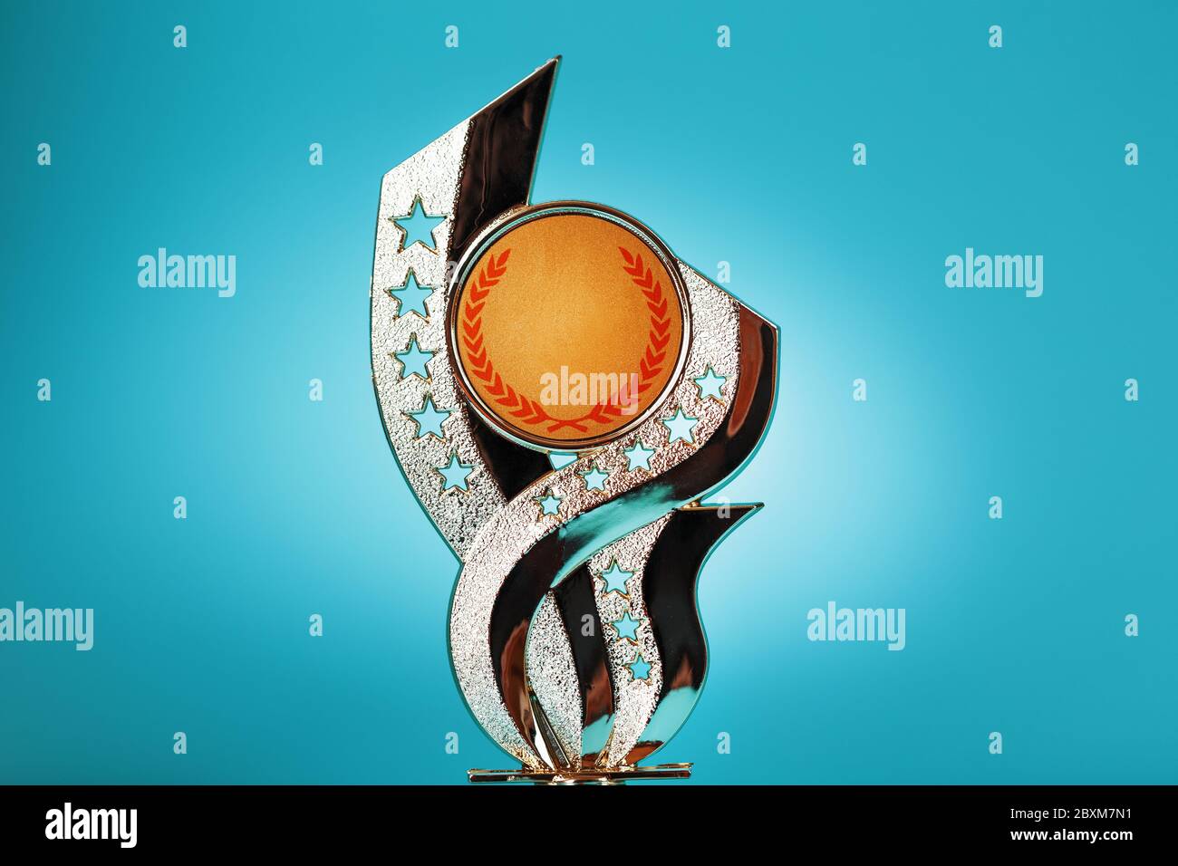 Superpreis Statuette aus Gold auf blauem Hintergrund. Stockfoto
