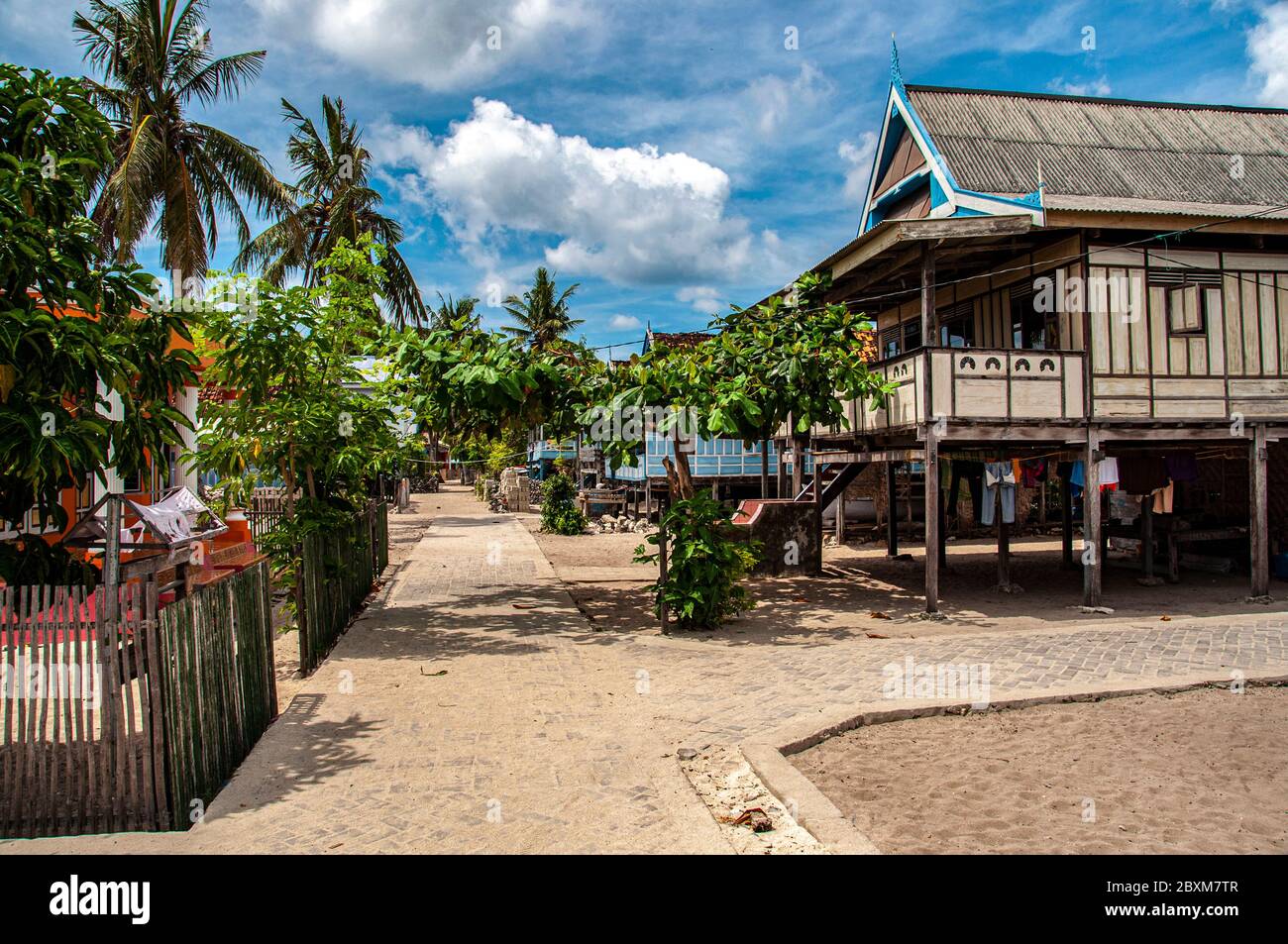 Kleines Dorf auf der Insel Pulau Liukanglu, in der Nähe von Bira, Sulawesi, einer der vier Großen Sunda Inseln, Indonesien Stockfoto