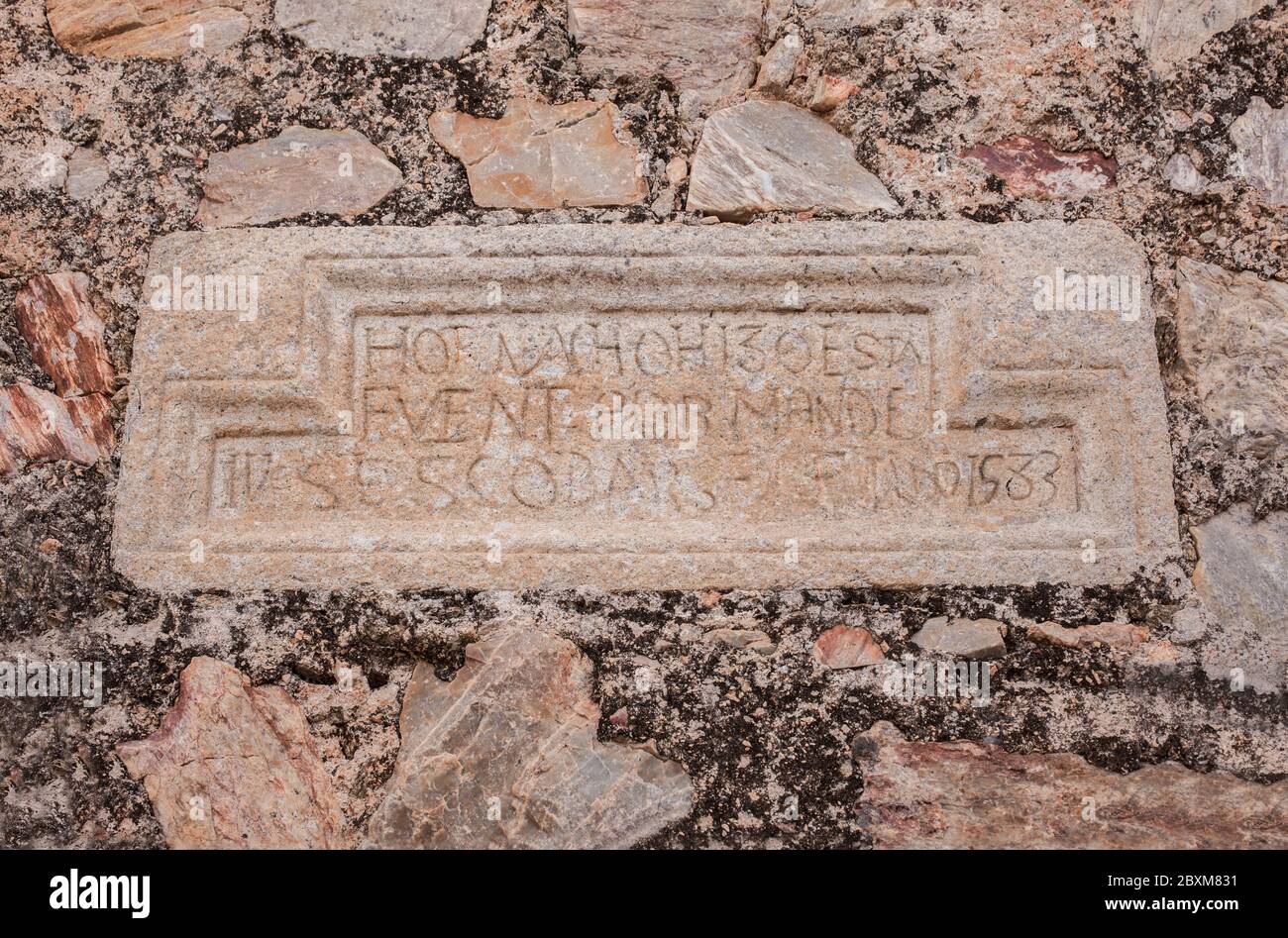 Traditioneller Brunnen der Quelle Los Moros, Hornachos, Spanien. Fundational Inschrift in Granit geschnitzt, 1583 Stockfoto