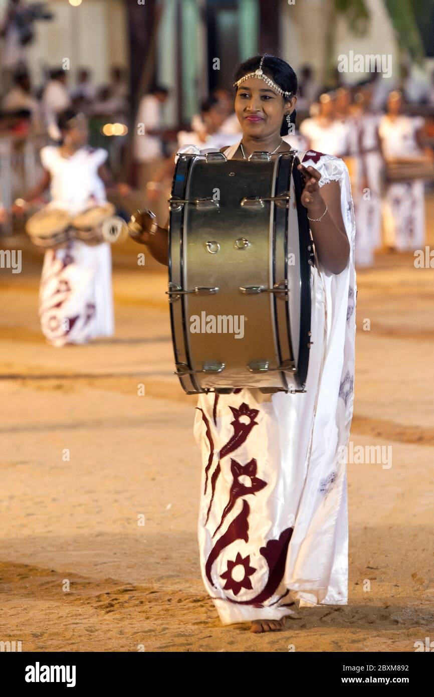 Eine Schlagzeugerin tritt beim Kataragama Festival im Süden Sri Lankas auf. Dieses Festival ist eine Kombination aus Hindu und Buddhist. Stockfoto