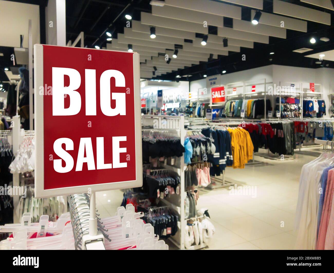 Großer Verkauf. Saisonverkauf, schwarzer freitag und Shopping-Konzept. Red Stand Rabatt Preis im Geschäft. Stockfoto
