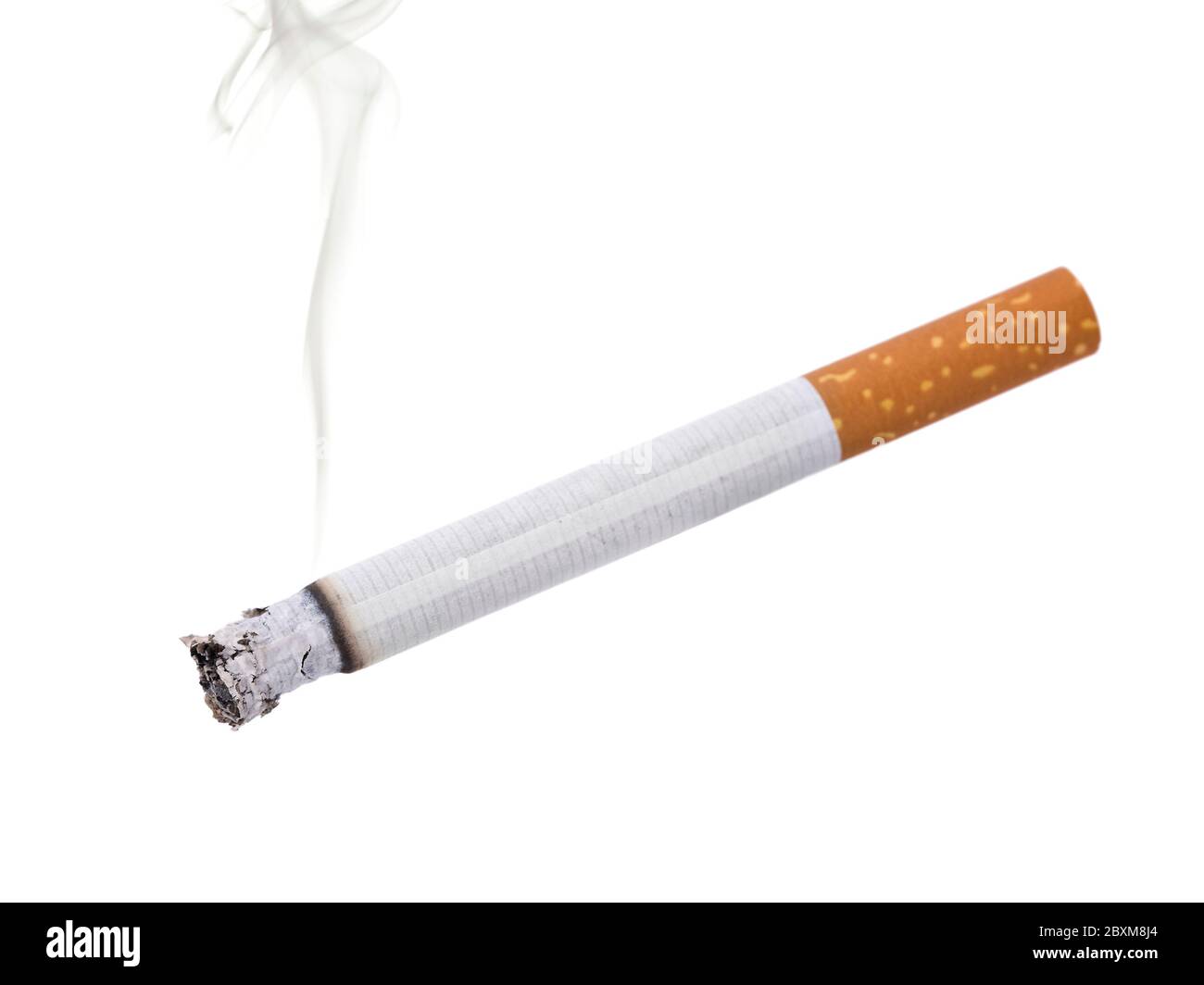 Zigarette mit einer Portion Rauch, isoliert auf weiß Stockfoto