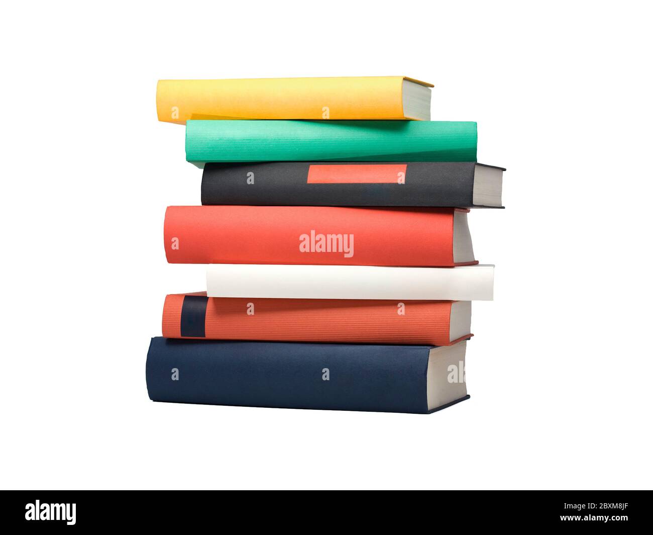 Stapel von sieben Büchern in verschiedenen Farben und Größen, isoliert auf weiß Stockfoto