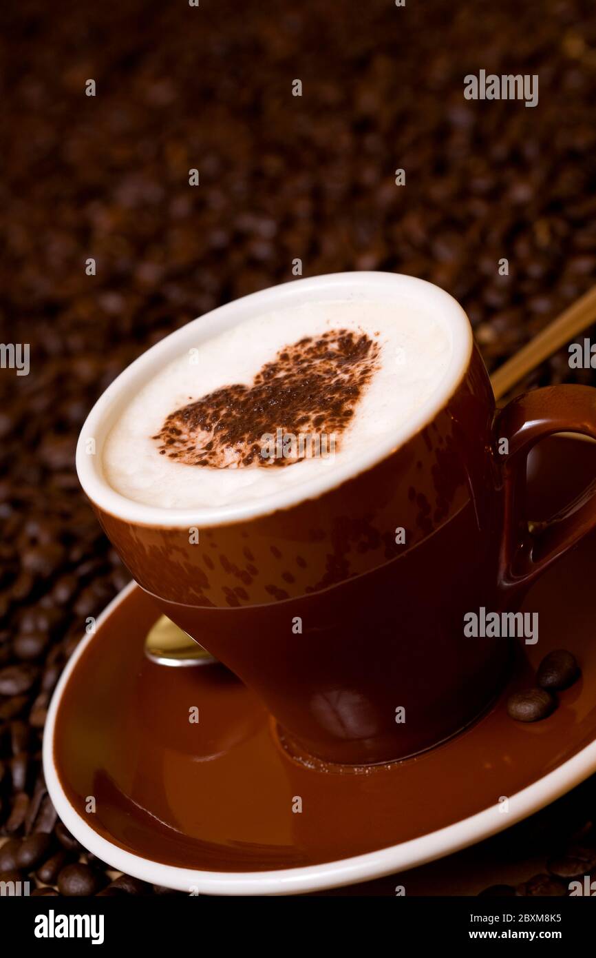 Nahaufnahme der Cappuccino-Tasse mit Herzform auf Schaumbildung Stockfoto