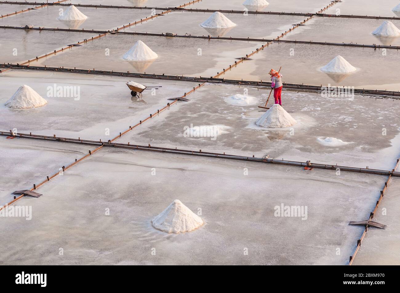 Salzbauern in den Salzpfannen in Tainan, Taiwan Stockfotografie - Alamy